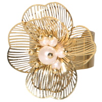 Bague en forme de fleur en acier doré avec perles d'imitation. Taille ajustable.
