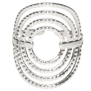 Bague de forme ovale composée de cercles en acier argenté. Taille ajustable.