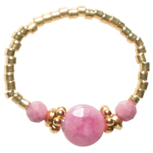 Bague élastique composée de perles cylindriques en acier doré et de perles de couleur rose.