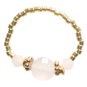 Bague élastique composée de perles cylindriques en acier doré et de perles de couleur blanche.