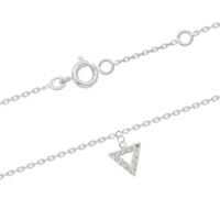 Bracelet composé d'une chaîne en argent 925/000 rhodié et d'un pendant en forme de triangle pavé d'oxydes de zirconium blancs. Fermoir anneau ressort avec anneaux de rappel à 15 et 17 cm.