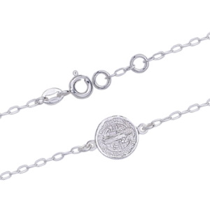 Bracelet en argent 925 rhodié composé d'une chaîne et d'un médaillon rond avec Jésus Christ sur le recto et une croix avec inscriptions sur le verso. Fermoir anneau de ressort avec anneaux de rappel à 15 et 16 cm.