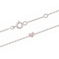 Bracelet composé d'une chaîne en argent 925/000 rhodié et d'un cœur serti d'oxydes de zirconium roses. Fermoir anneau ressort avec anneaux de rappel à 13 et 15 cm.