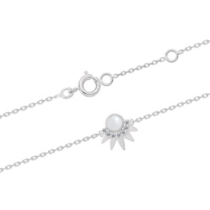 Bracelet composé d'une chaîne en argent 925 rhodié et d'une couronne avec pics pavée d'oxydes de zirconium blancs et surmontée d'un cabochon de nacre. Fermoir anneau ressort avec anneaux de rappel à 15 et 17 cm.