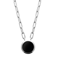 Collier composé d'une chaîne en argent 925/000 rhodié et d'un pendentif rond pavé d'une véritable pierre d'agate noire. Fermoir mousqueton avec anneaux de rappel à 40, 42 et 45 cm.