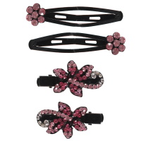 Set d'articles cheveux composé de 2 clic-clacs en métal noir surmontés d'une fleur en strass rose et de 2 pinces en métal noir surmontées de fleurs en strass rose.