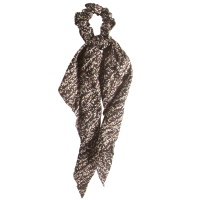 Chouchou élastique pour cheveux en forme de foulard noué en textile de couleur avec motifs de fleurs.