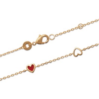 Bracelet composé d'une chaîne avec cœurs ajourés en plaqué or jaune 18 carats et cœurs pavés d'émail de couleur rouge. Fermoir mousqueton avec anneaux de rappel à 16 et 18 cm.