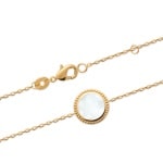 Bracelet avec médaillon rond en plaqué or 18 carats et pierre de nacre de forme ronde. Fermoir mousqueton avec anneaux de rappel à 16 et 18 cm.