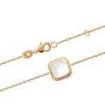 Bracelet avec médaillon carré en plaqué or 18 carats et pierre de nacre de forme carrée. Fermoir mousqueton avec anneaux de rappel à 16 et 18 cm.