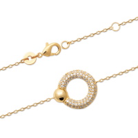 Bracelet composé d'une chaîne en plaqué or jaune 18 carats et d'un cercle pavé d'oxydes de zirconium blancs. Fermoir mousqueton avec anneaux de rappel à 16 et 18 cm.