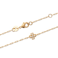 Bracelet composé d'une chaîne en plaqué or jaune 18 carats et d'une croix pavée d'oxydes de zirconium blancs. Fermoir mousqueton avec anneaux de rappel à 16 et 18 cm.