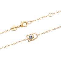 Bracelet composé d'une chaîne en plaqué or jaune 18 carats et d'un cadenas serti d'une véritable pierre d'agate bleue. Fermoir mousqueton avec anneaux de rappel à 16 et 18 cm.