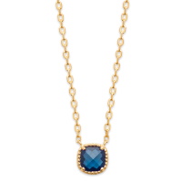 Collier composé d'une chaîne en plaqué or 18 carats et d'un pendentif serti d'une pierre de couleur bleue. Fermoir mousqueton avec anneaux de rappel à 40, 42 et 45 cm.
