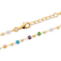 Bracelet composé d'une chaîne avec boules en plaqué or jaune 18 carats et des cristaux multicolores de forme cubique. Fermoir mousqueton avec 2 cm de rallonge.