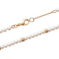 Bracelet composé d'une chaîne en plaqué or jaune 18 carats et de perles d'imitation. Fermoir mousqueton avec anneaux de rappel à 16 et 18 cm.