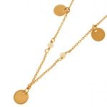 Collier avec pampilles en plaqué or et 4 perles de couleur blanche.