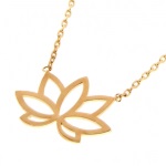 Collier avec pendentif fleur de lotus en plaqué or jaune 18 carats.