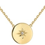 Collier avec pendentif rond motif étoile en plaqué or et oxyde de zirconium. Fermoir anneau ressort avec rallonge de 3.5 cm.