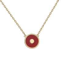 Collier composé d'une chaîne en plaqué or jaune 18 carats et d'un pendentif pastille ronde pavée d'émail de couleur rouge. Fermoir anneau ressort avec 4 cm de rallonge.