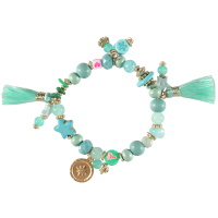 Bracelet élastique composés de perles en pierre de couleur, de perles en forme d'étoile, de perles en bois multicolores, d'une pastille ronde avec étoile en métal doré et de pompons en textile.