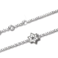 Bracelet avec étoile de David en argent 925/000 rhodié serti d'oxydes de zirconium blancs. Fermoir mousqueton avec anneaux de rappel à 16, 17 et 18 cm