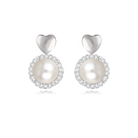 Boucles d'oreilles pendantes composées d'une puce en forme de cœur en argent 925/000 rhodié et d'une perle d'imitation entourée d'un pavage d'oxydes de zirconium blancs.
