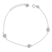 Bracelet composé d'une chaîne en argent 925/000 rhodié et de 3 pierres d'opale blanche d'imitation serties clos de forme ronde. Fermoir anneau ressort avec 3 cm de rallonge.