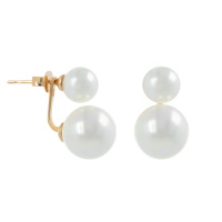 Boucles d'oreilles pendantes en plaqué or jaune 18 carats surmontées de deux perles d'imitation.