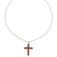 Collier composé d'une chaîne et d'un pendentif croix en acier argenté serti de bois bubinga et bois d'ébène. Fermoir mousqueton avec 5 cm de rallonge.