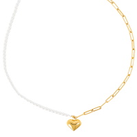 Collier composé d'une chaîne avec un pendentif cœur en acier doré et de perles d'eau douce. Fermoir anneau ressort avec 5 cm de rallonge.