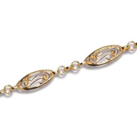 Bracelet composé d'une chaîne avec mailles au motif filigrane en plaqué or jaune 18 carats.