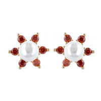 Boucles d'oreilles puces en forme de fleurs en plaqué or jaune 18 carats avec pétales serties de pierres de couleur rouge et surmontées d'une perle d'imitation.